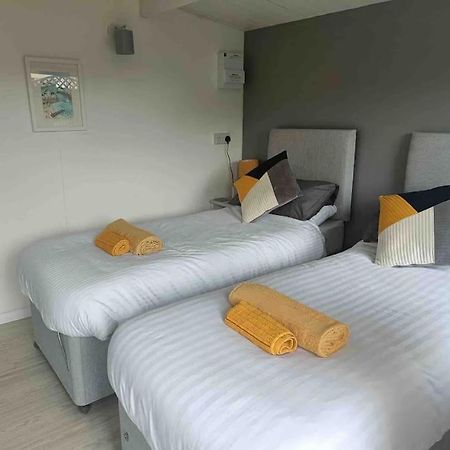 Private Lodge Close To Beaches And Goodwood フェルファム エクステリア 写真