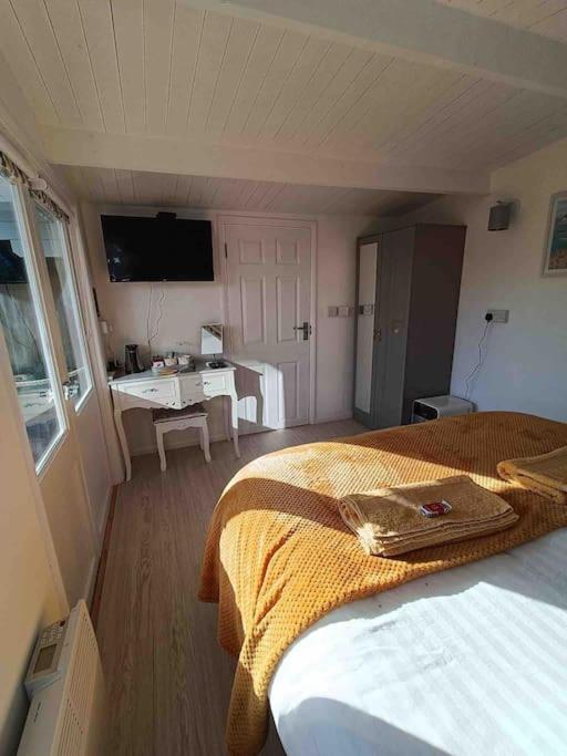 Private Lodge Close To Beaches And Goodwood フェルファム エクステリア 写真